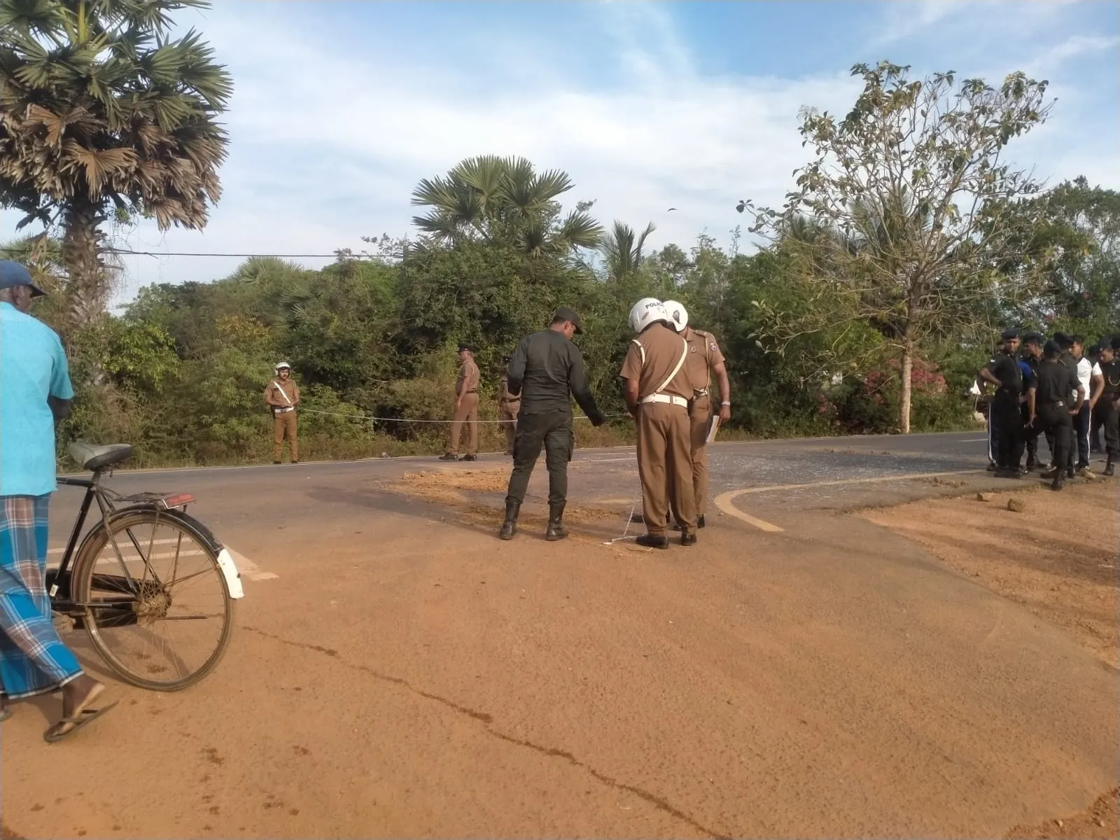 මාන්කුලමේ දී යුද හමුදා කැබ් රථයක් අනතුරට ලක් වී සෙබළෙක් ජීවිතක්ෂයට (ඡායාරූප) 3 Accident 5