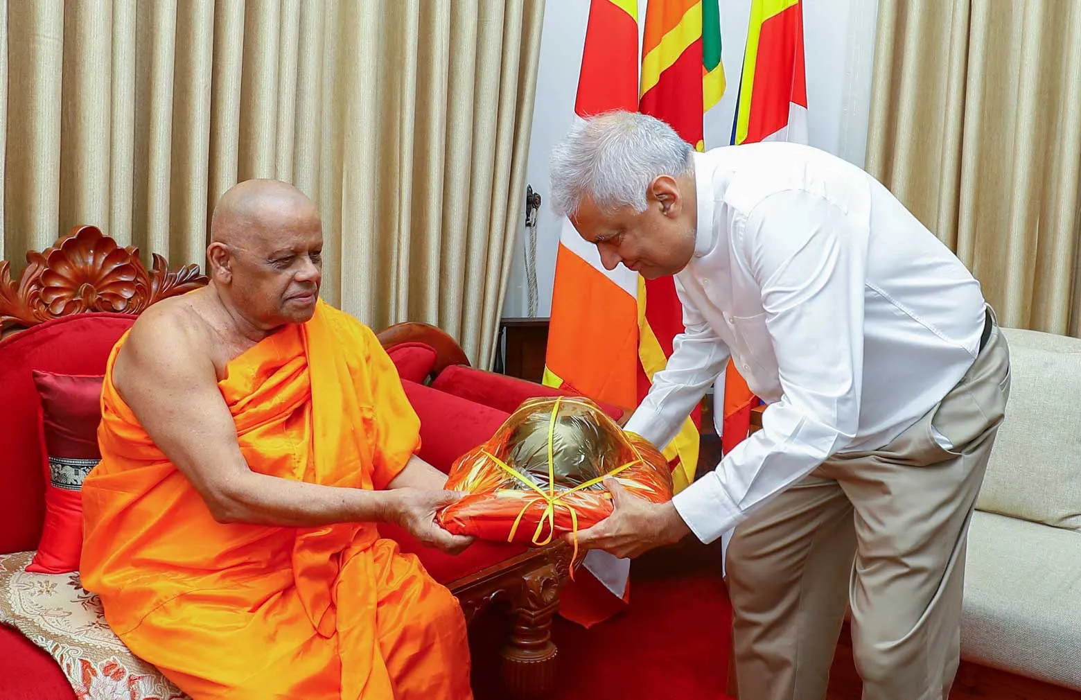 ජනපති, මල්වතු සහ අස්ගිරි මහ නාහිමිවරුන් බැහැදකී (ඡායාරූප) 1 Asgiriya 2