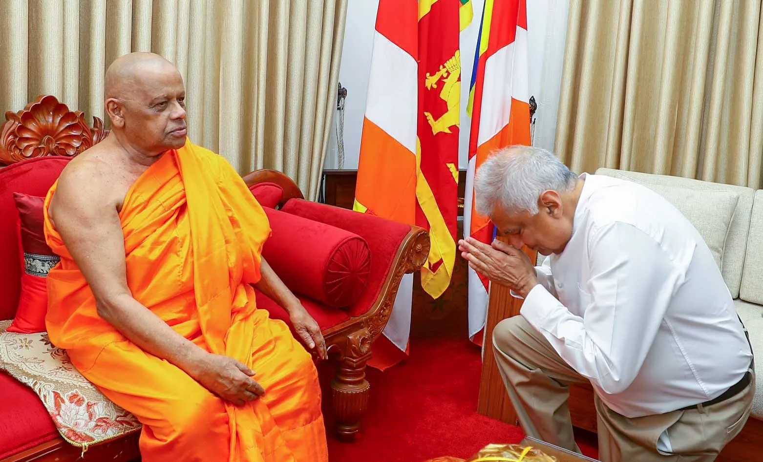 ජනපති, මල්වතු සහ අස්ගිරි මහ නාහිමිවරුන් බැහැදකී (ඡායාරූප) 2 Asgiriya 3