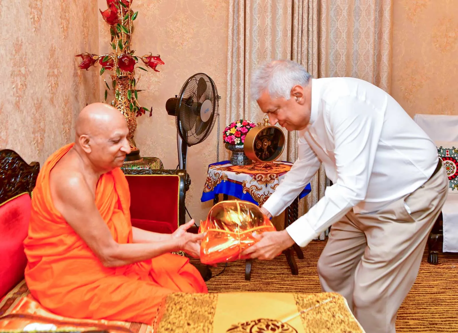 ජනපති, මල්වතු සහ අස්ගිරි මහ නාහිමිවරුන් බැහැදකී (ඡායාරූප) 3 Asgiriya 4