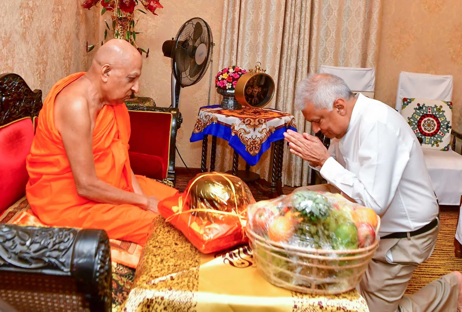 ජනපති, මල්වතු සහ අස්ගිරි මහ නාහිමිවරුන් බැහැදකී (ඡායාරූප) 4 Asgiriya 5