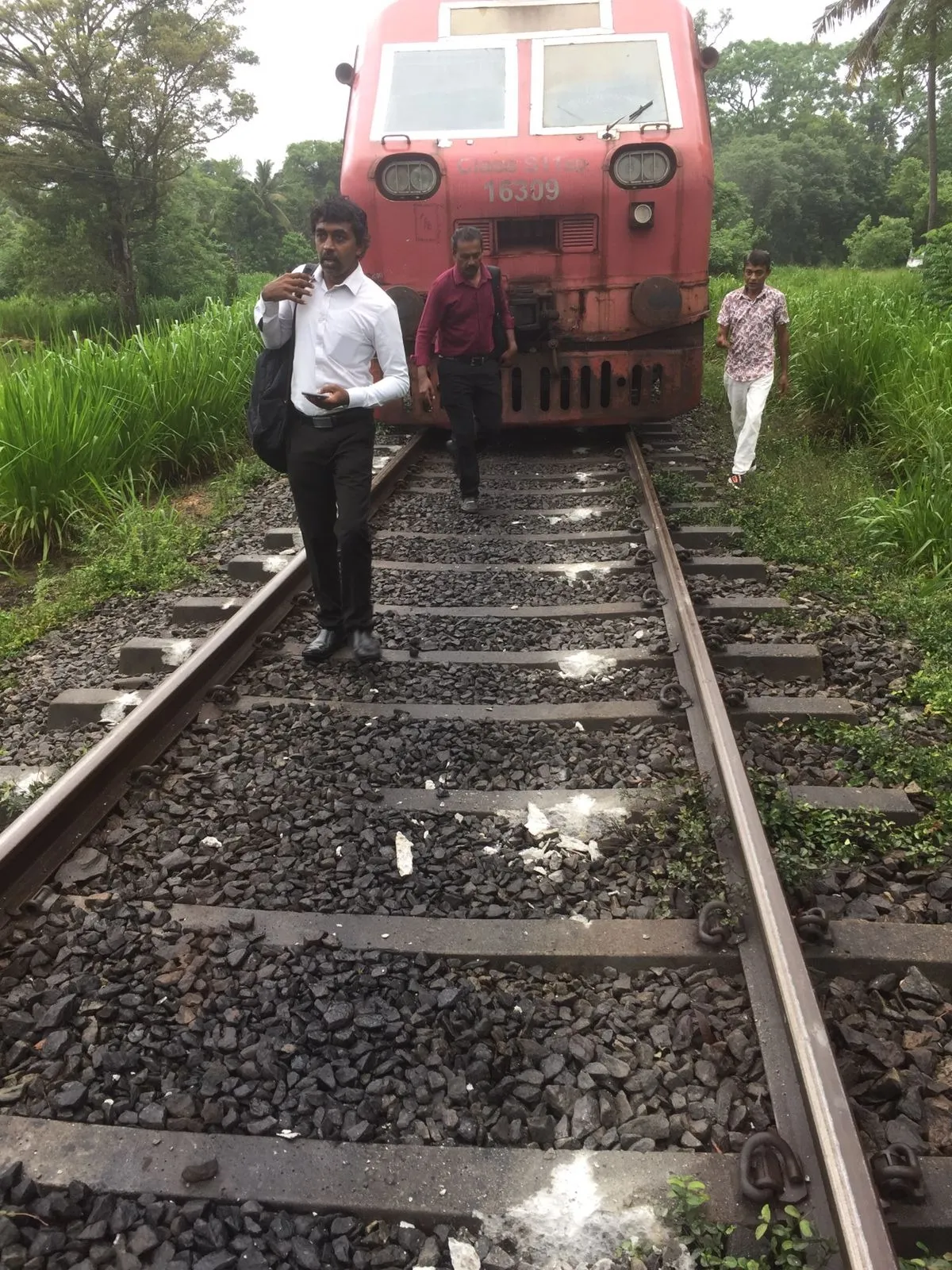 දුම්රියක් පීලි පනී ,දුම්රිය ධාවනයට බාධා 4 364709f6 8641 4500 8914 835ef0e354ea