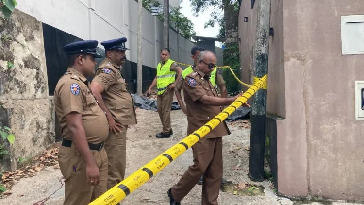 නිවසක් කොල්ල කෑ සොරෙක් තාප්පෙන් පනින්න යද්දී මරුට (ඡායාරූප) 2 WhatsApp Image 2024 05 17 at 8.48.24 AM