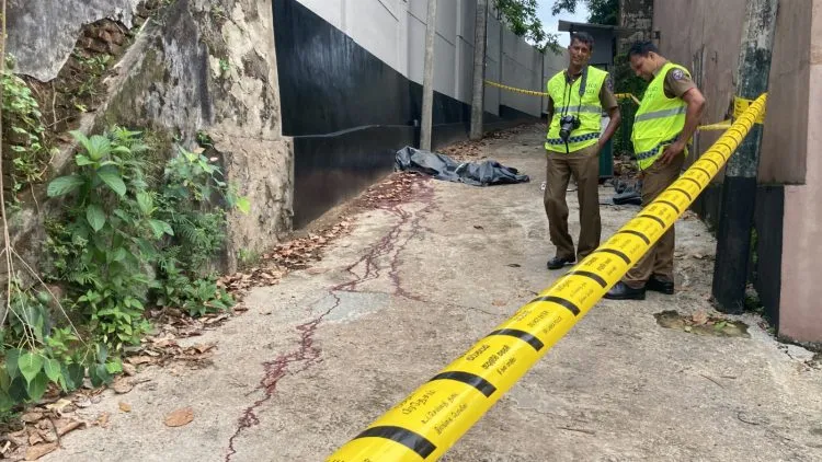 නිවසක් කොල්ල කෑ සොරෙක් තාප්පෙන් පනින්න යද්දී මරුට (ඡායාරූප) 1 WhatsApp Image 2024 05 17 at 8.48.25 AM