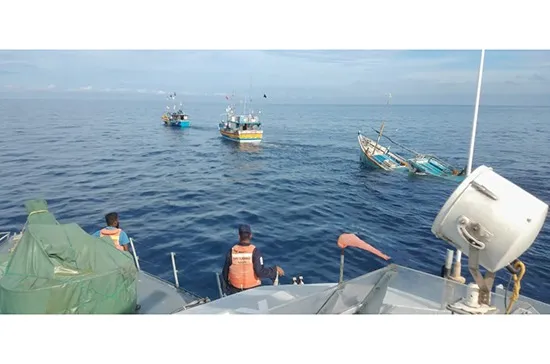 බහුදින ධීවර යාත්රාවක් නැවක ගැටී අනතුරක් - ධීවරයෙක් ජීවිතක්ෂය තවත් අයෙක් අතුරුදන් (ඡායාරූප) 6 WhatsApp Image 2024 05 18 at 3.27.17 PM 1