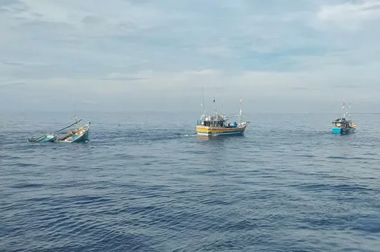 බහුදින ධීවර යාත්රාවක් නැවක ගැටී අනතුරක් - ධීවරයෙක් ජීවිතක්ෂය තවත් අයෙක් අතුරුදන් (ඡායාරූප) 7 WhatsApp Image 2024 05 18 at 3.27.17 PM