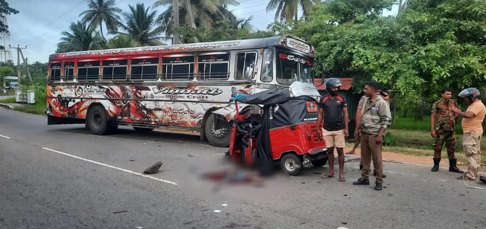 තලාවේ මාරක අනතුරක් - තරුණයින් දෙදෙනෙක් මරුට (වීඩියෝ /ඡායාරූප) 1 2 4