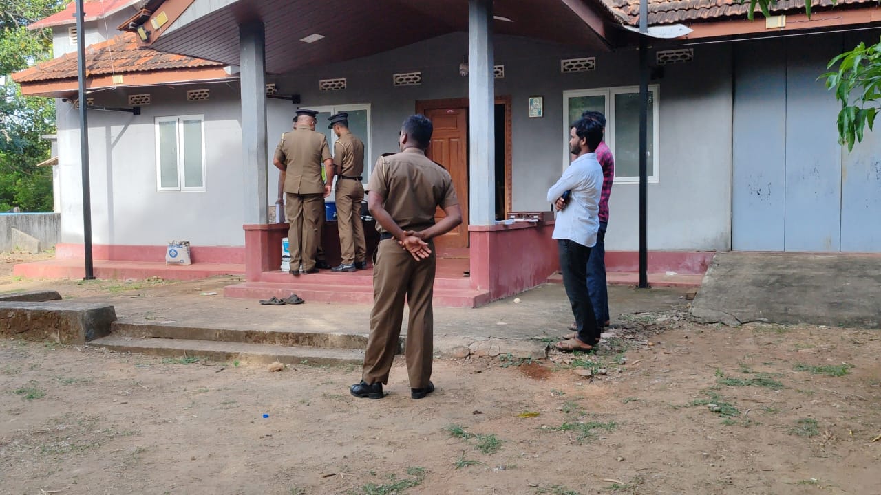 විදෙස් ගතව සිට පැමිණි අයෙකුගේ මළ සිරුරක් වවුනියාවේ නිවසක (ඡායාරූප) 8 IMG 20240826 WA0001