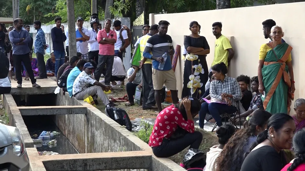 පාස්පෝට් පෝලිමේ අර්බුදය ගැටුමකින් කෙළවර වෙයි (ඡායාරූප) 8 Passpaort 03