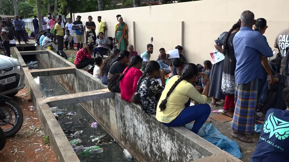 පාස්පෝට් පෝලිමේ අර්බුදය ගැටුමකින් කෙළවර වෙයි (ඡායාරූප) 7 Passpaort 04