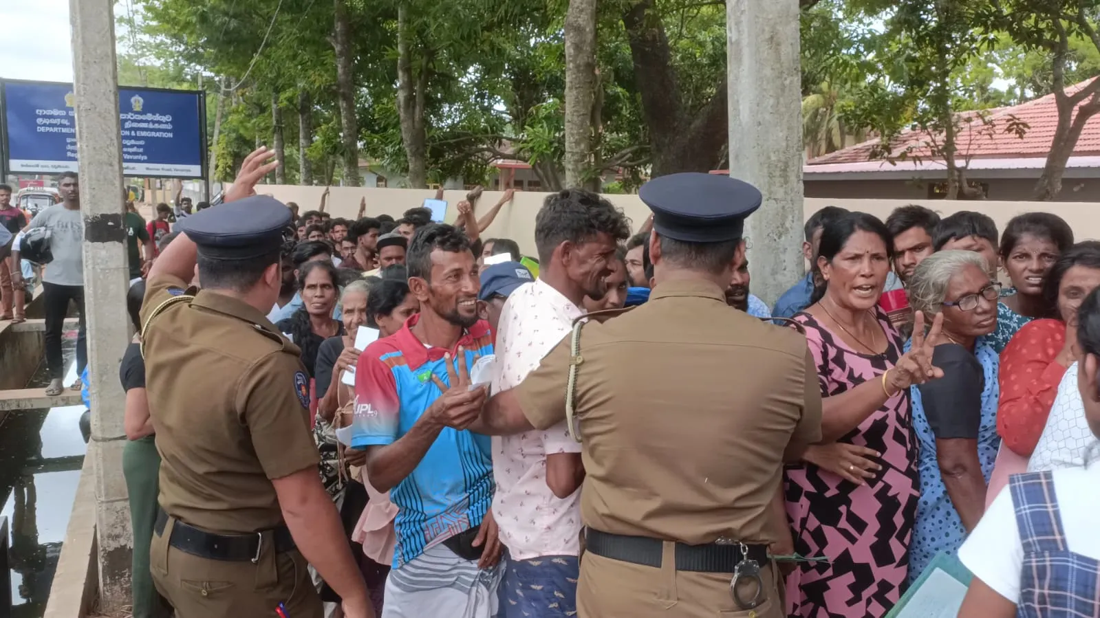 පාස්පෝට් පෝලිමේ අර්බුදය ගැටුමකින් කෙළවර වෙයි (ඡායාරූප) 4 Passport Problem 13