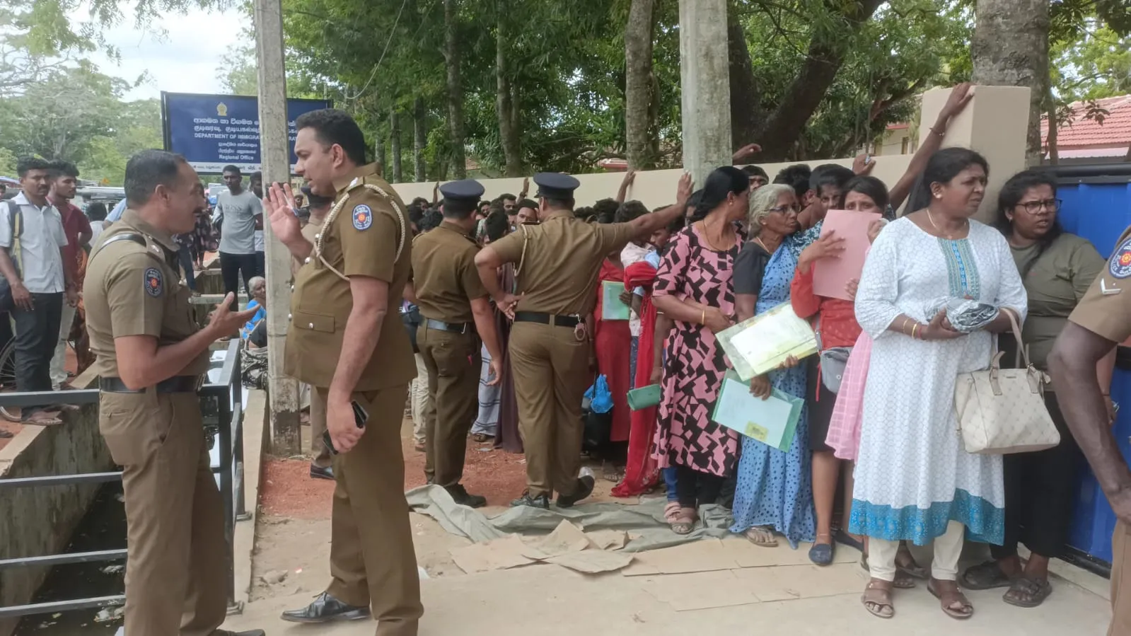 පාස්පෝට් පෝලිමේ අර්බුදය ගැටුමකින් කෙළවර වෙයි (ඡායාරූප) 3 Passport Problem 4