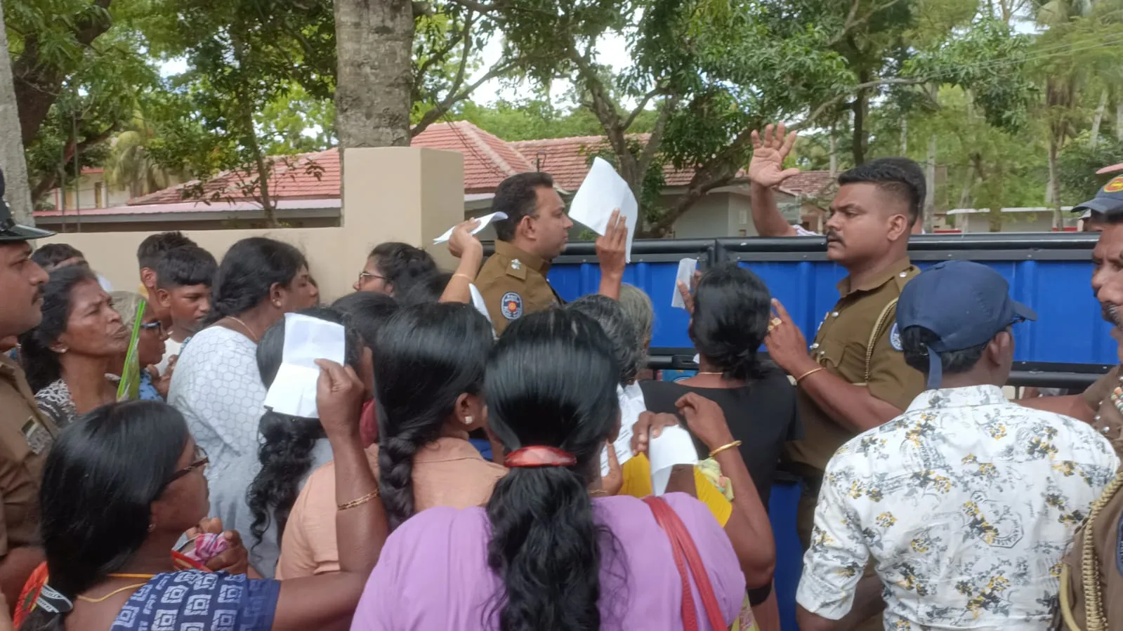 පාස්පෝට් පෝලිමේ අර්බුදය ගැටුමකින් කෙළවර වෙයි (ඡායාරූප) 5 Passport Problem 6