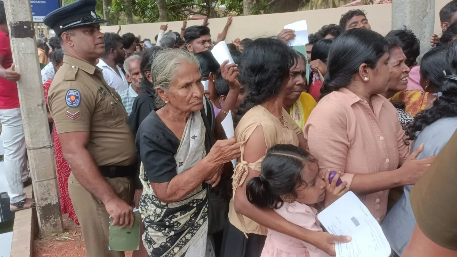 පාස්පෝට් පෝලිමේ අර්බුදය ගැටුමකින් කෙළවර වෙයි (ඡායාරූප) 6 Passport Problem 8