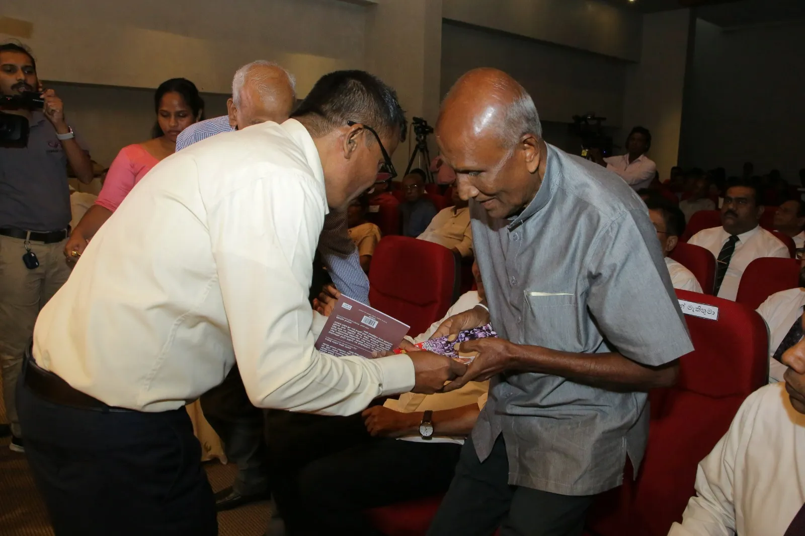 රාජ්ය අංශයේ වැඩ වර්ජන අවම කිරීමට රාජ්ය පරිපාලන අමාත්යංශයෙන් වැඩපිළිවෙළක් (ඡායාරූප) 1 WhatsApp Image 2024 08 22 at 15.38.42