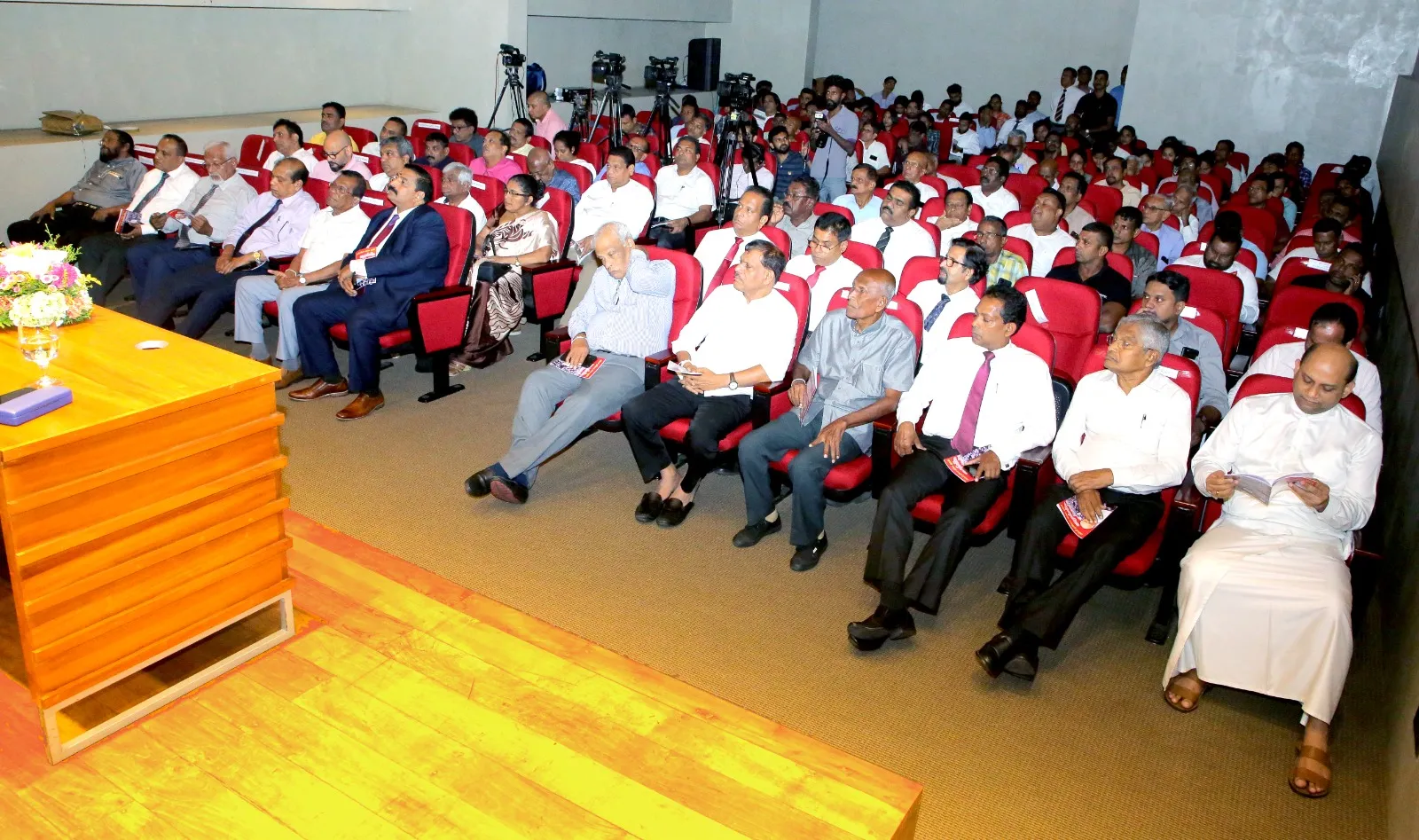 රාජ්ය අංශයේ වැඩ වර්ජන අවම කිරීමට රාජ්ය පරිපාලන අමාත්යංශයෙන් වැඩපිළිවෙළක් (ඡායාරූප) 2 WhatsApp Image 2024 08 22 at 15.38.43