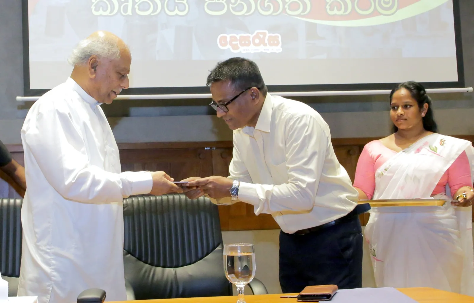 රාජ්ය අංශයේ වැඩ වර්ජන අවම කිරීමට රාජ්ය පරිපාලන අමාත්යංශයෙන් වැඩපිළිවෙළක් (ඡායාරූප) 3 WhatsApp Image 2024 08 22 at 15.38.44
