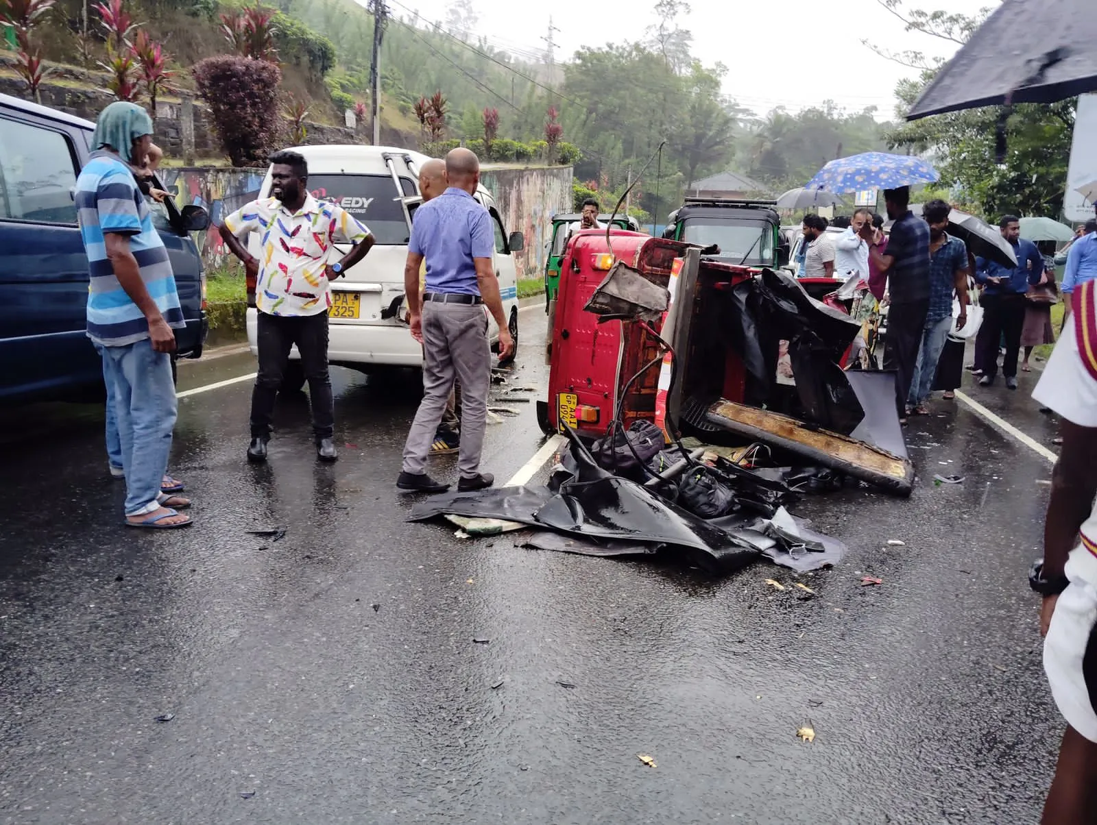 ගිනිගත්හේන ත් රිරෝධ බස් රථ අනතුර 19 11 1