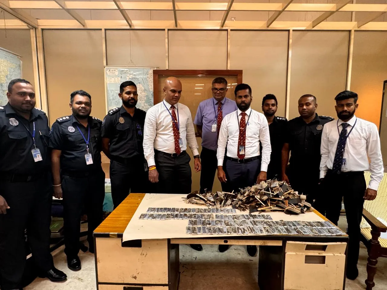 මිලියන 97ක කොකේන් සමඟ විදෙස් ජාතිකයෙක් අත්අඩංගුවට (ඡායාරූප) 3 1000365159