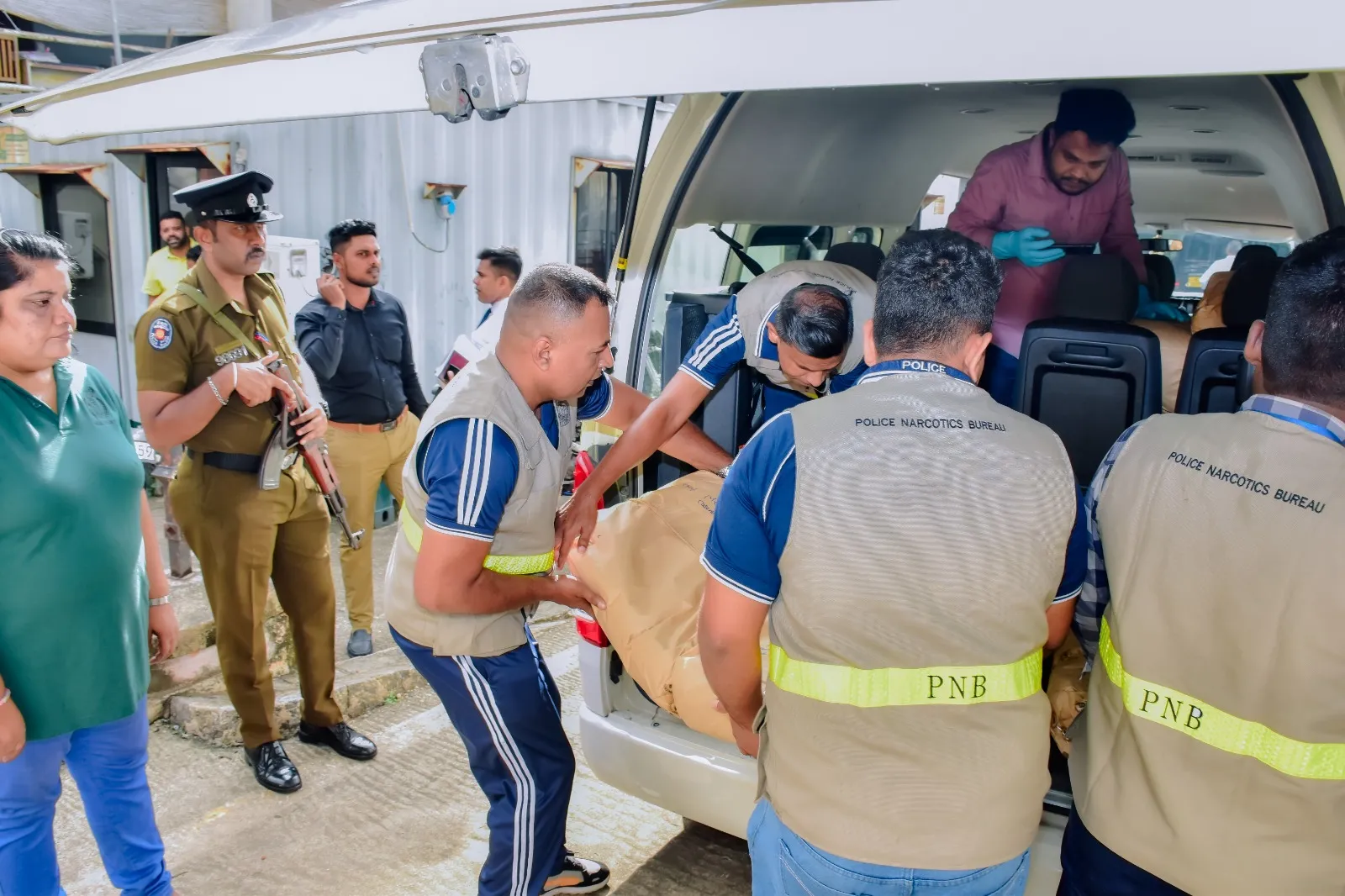 හෙරොයින් කිලෝ 500කට ආසන්න ප්රමාණයක් විනාශ කෙරේ (ඡායාරූප) 5 WhatsApp Image 2025 04 28 at 1.20.45 PM 1