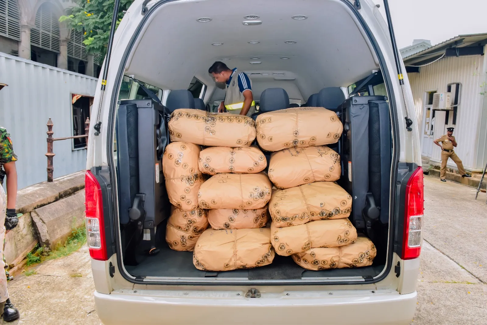 හෙරොයින් කිලෝ 500කට ආසන්න ප්රමාණයක් විනාශ කෙරේ (ඡායාරූප) 6 WhatsApp Image 2025 04 28 at 1.20.45 PM