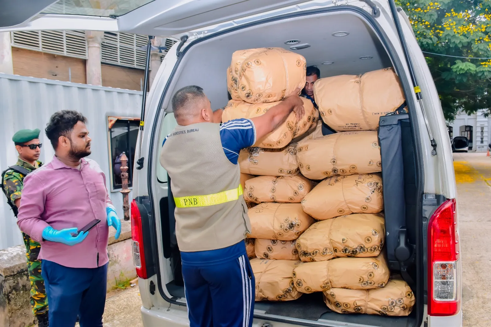 හෙරොයින් කිලෝ 500කට ආසන්න ප්රමාණයක් විනාශ කෙරේ (ඡායාරූප) 7 WhatsApp Image 2025 04 28 at 1.20.47 PM
