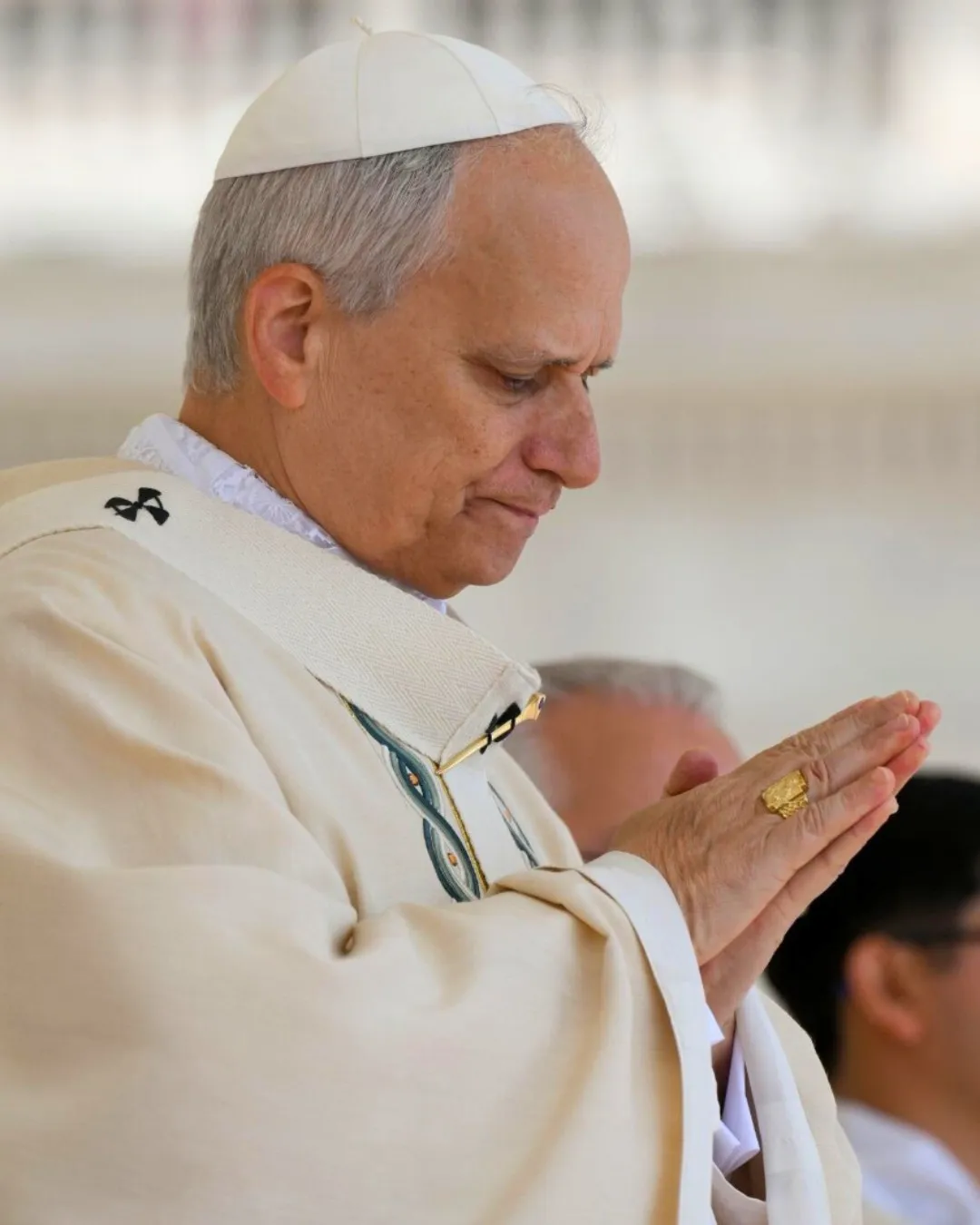 14 වන ලියෝ පාප්වහන්සේට ධීවරයාගේ මුද්ද පිළිගන්වයි (ඡායාරූප) 1 497391890 1134530778708730 3126806108919610301 n