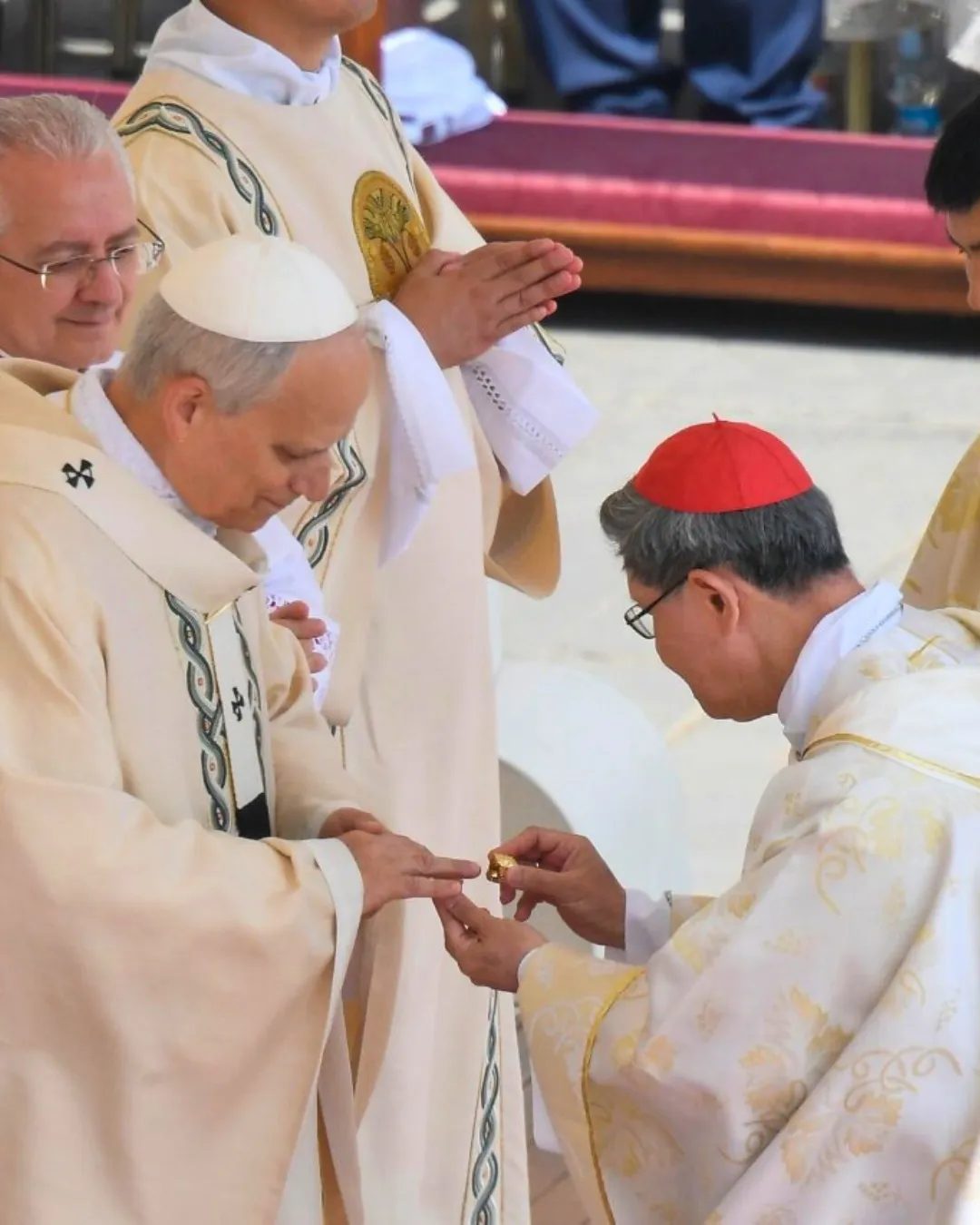 14 වන ලියෝ පාප්වහන්සේට ධීවරයාගේ මුද්ද පිළිගන්වයි (ඡායාරූප) 3 499759591 1134530705375404 6833524041219830654 n