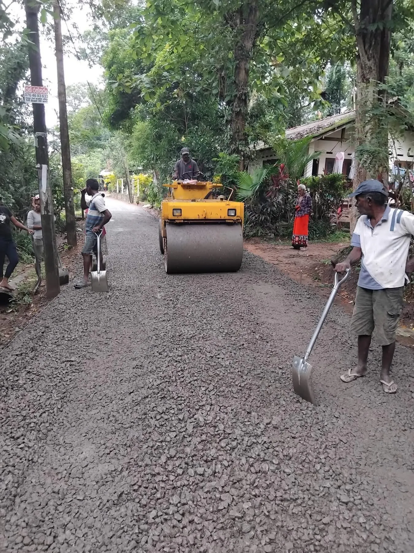 ගමේ පාර කාපට් කරන ව්යාපෘතියේ ඇස්තමේන්තුව ගමට ප්රදර්ශනය කරලා (ඡායාරූප) 1 501017164 1241729320646122 8315643654754595778 n 1
