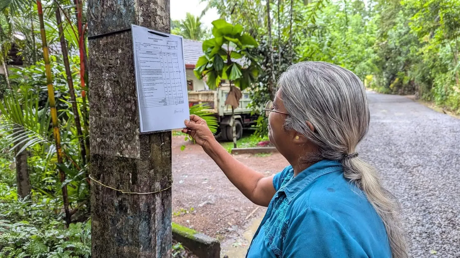 ගමේ පාර කාපට් කරන ව්යාපෘතියේ ඇස්තමේන්තුව ගමට ප්රදර්ශනය කරලා (ඡායාරූප) 2 501793640 1241729223979465 5106578964764418720 n