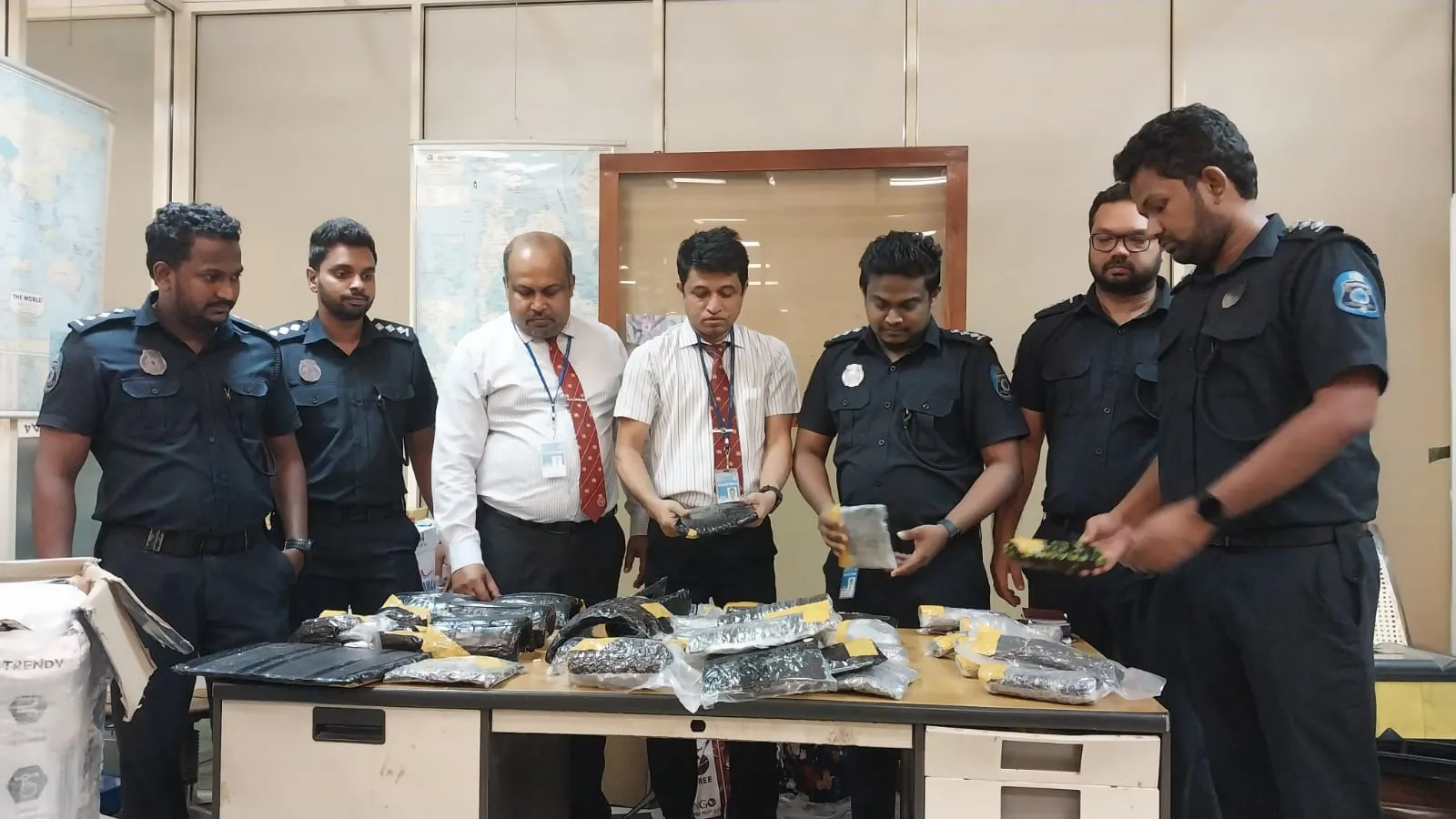 විදුලි උපකරණ තුළ සඟවා කුෂ් අරන් ඇවිත් - කතුන් තිදෙනෙක් අල්ලයි (ඡායාරූප) 1 IMG 20250519 WA0142