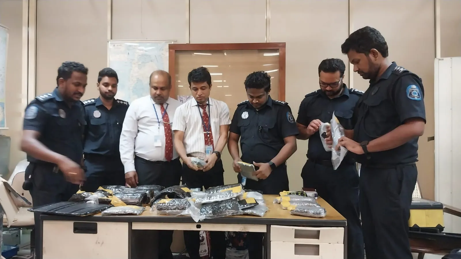 විදුලි උපකරණ තුළ සඟවා කුෂ් අරන් ඇවිත් - කතුන් තිදෙනෙක් අල්ලයි (ඡායාරූප) 5 IMG 20250519 WA0144