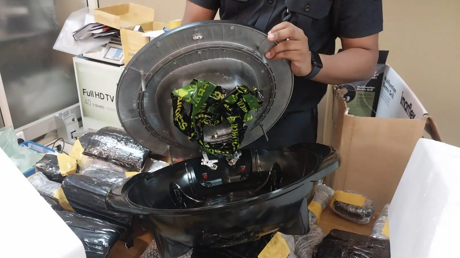 විදුලි උපකරණ තුළ සඟවා කුෂ් අරන් ඇවිත් - කතුන් තිදෙනෙක් අල්ලයි (ඡායාරූප) 2 IMG 20250519 WA0146