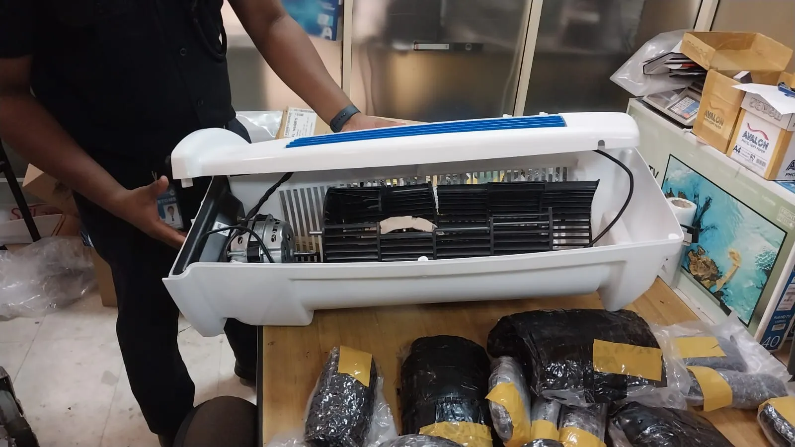 විදුලි උපකරණ තුළ සඟවා කුෂ් අරන් ඇවිත් - කතුන් තිදෙනෙක් අල්ලයි (ඡායාරූප) 3 IMG 20250519 WA0147