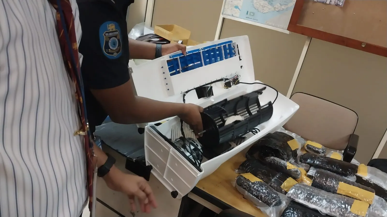 විදුලි උපකරණ තුළ සඟවා කුෂ් අරන් ඇවිත් - කතුන් තිදෙනෙක් අල්ලයි (ඡායාරූප) 4 IMG 20250519 WA0148