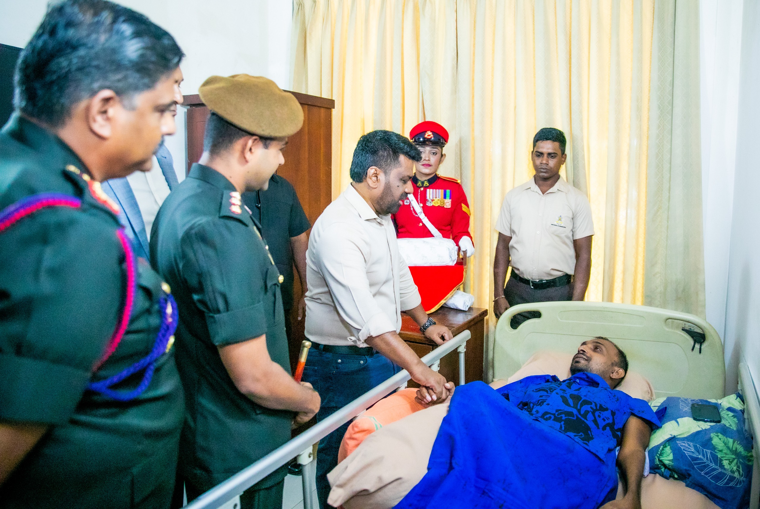 ජනපති මිහිඳු සෙත් මැදුරෙහි නේවාසික සෙබළුන්ගේ සුවදුක් විමසයි (වීඩියෝ හා ඡායාරූප) 1 Mihindu Seth Medura 12