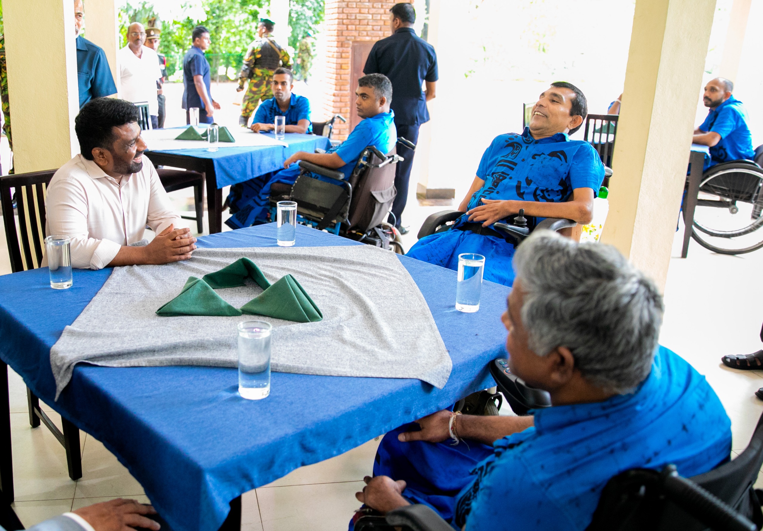 ජනපති මිහිඳු සෙත් මැදුරෙහි නේවාසික සෙබළුන්ගේ සුවදුක් විමසයි (වීඩියෝ හා ඡායාරූප) 5 Mihindu Seth Medura 2