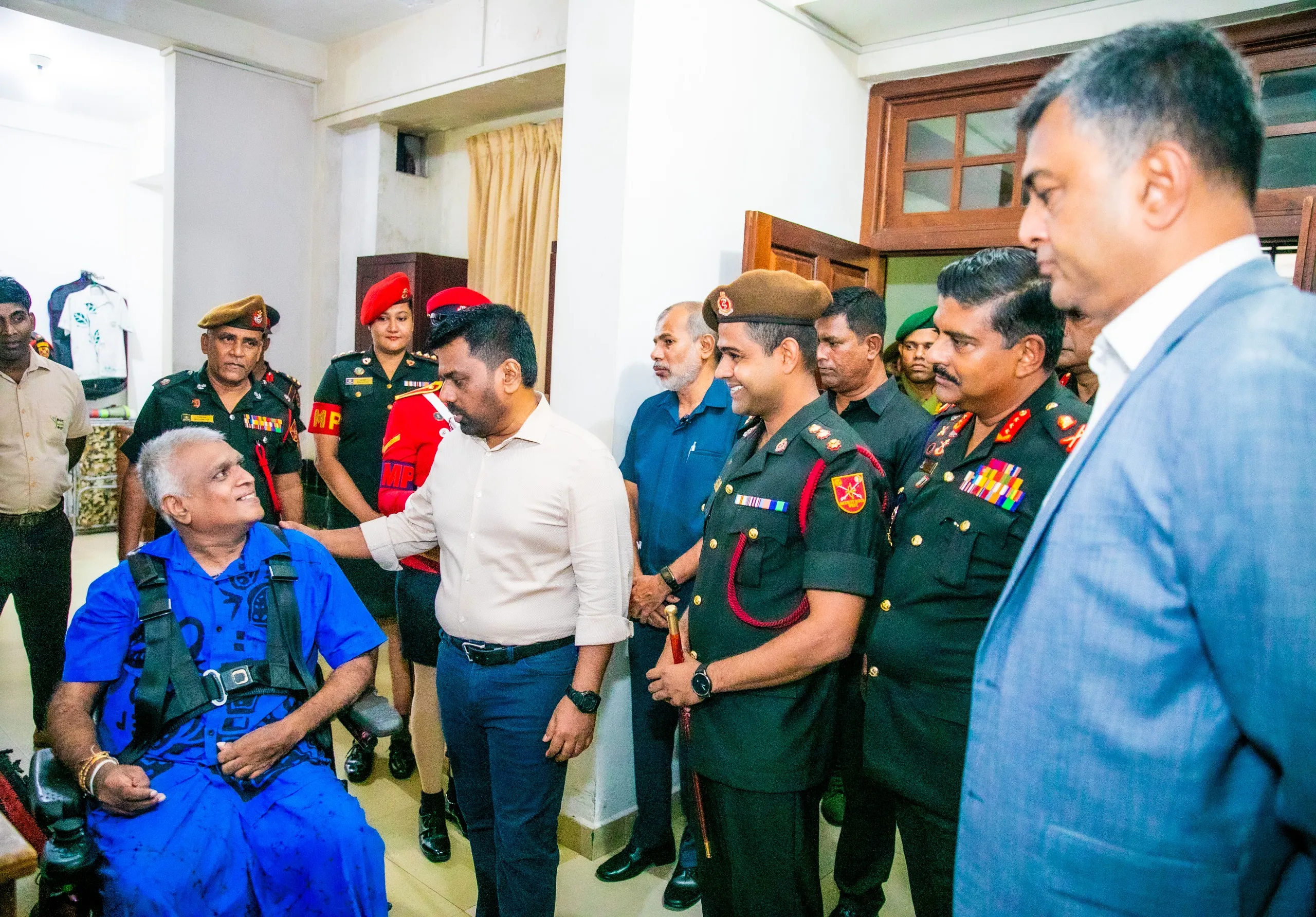 ජනපති මිහිඳු සෙත් මැදුරෙහි නේවාසික සෙබළුන්ගේ සුවදුක් විමසයි (වීඩියෝ හා ඡායාරූප) 4 Mihindu Seth Medura 4