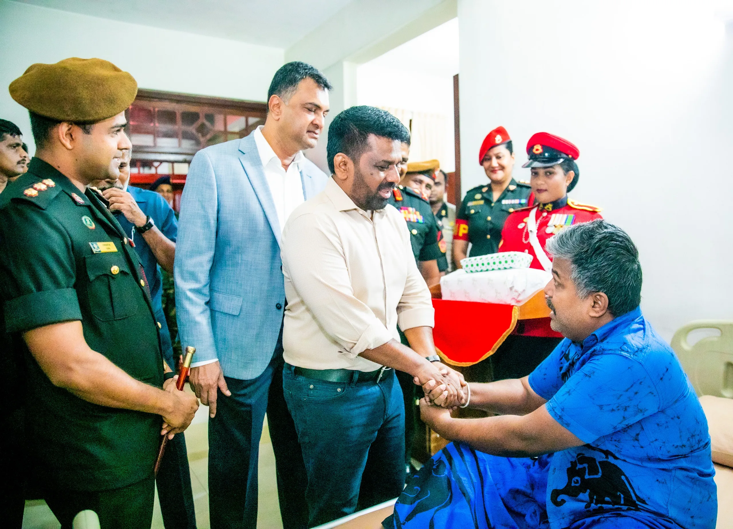 ජනපති මිහිඳු සෙත් මැදුරෙහි නේවාසික සෙබළුන්ගේ සුවදුක් විමසයි (වීඩියෝ හා ඡායාරූප) 3 Mihindu Seth Medura 6 1