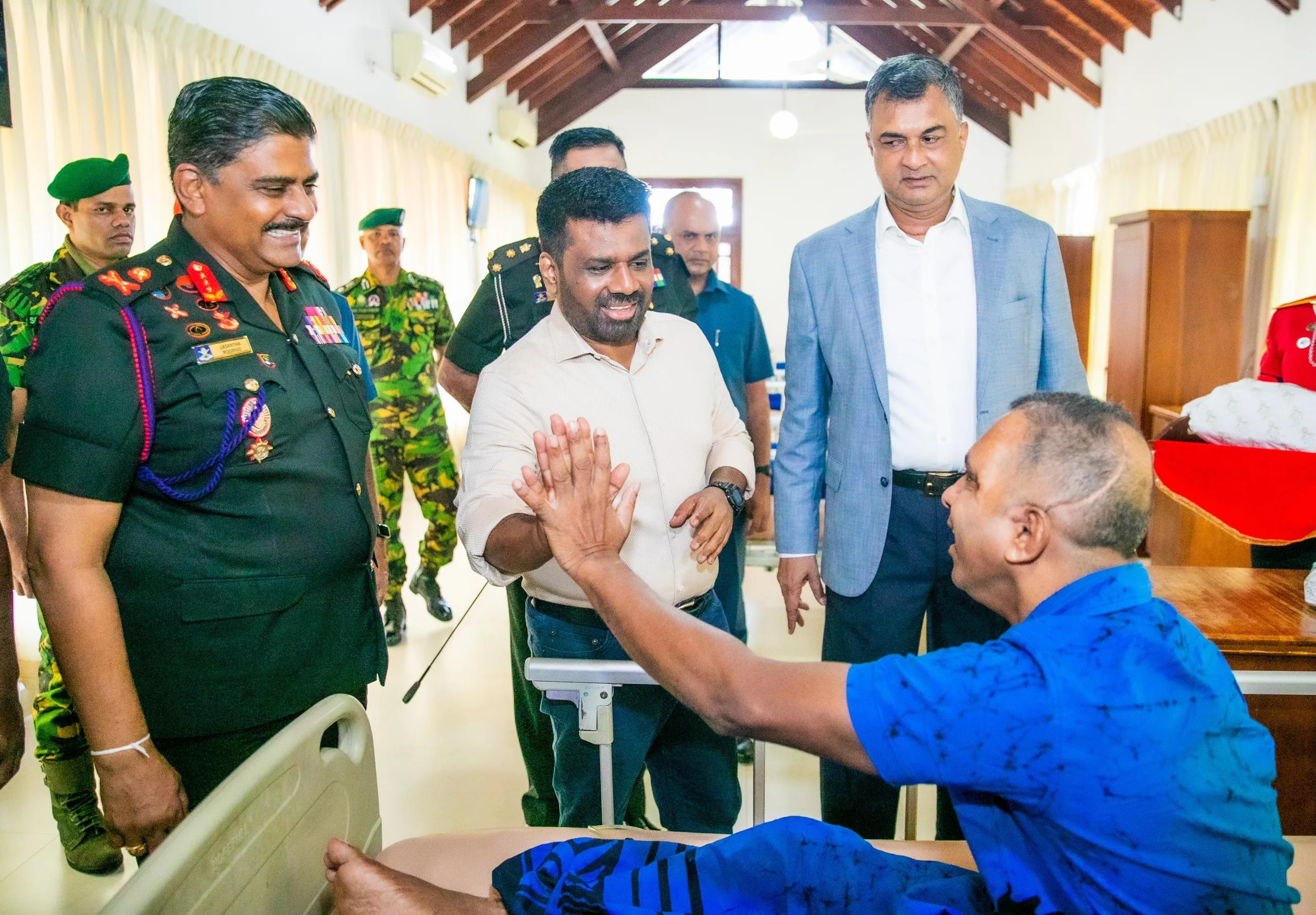 ජනපති මිහිඳු සෙත් මැදුරෙහි නේවාසික සෙබළුන්ගේ සුවදුක් විමසයි (වීඩියෝ හා ඡායාරූප) 2 Mihindu Seth Medura 7 1