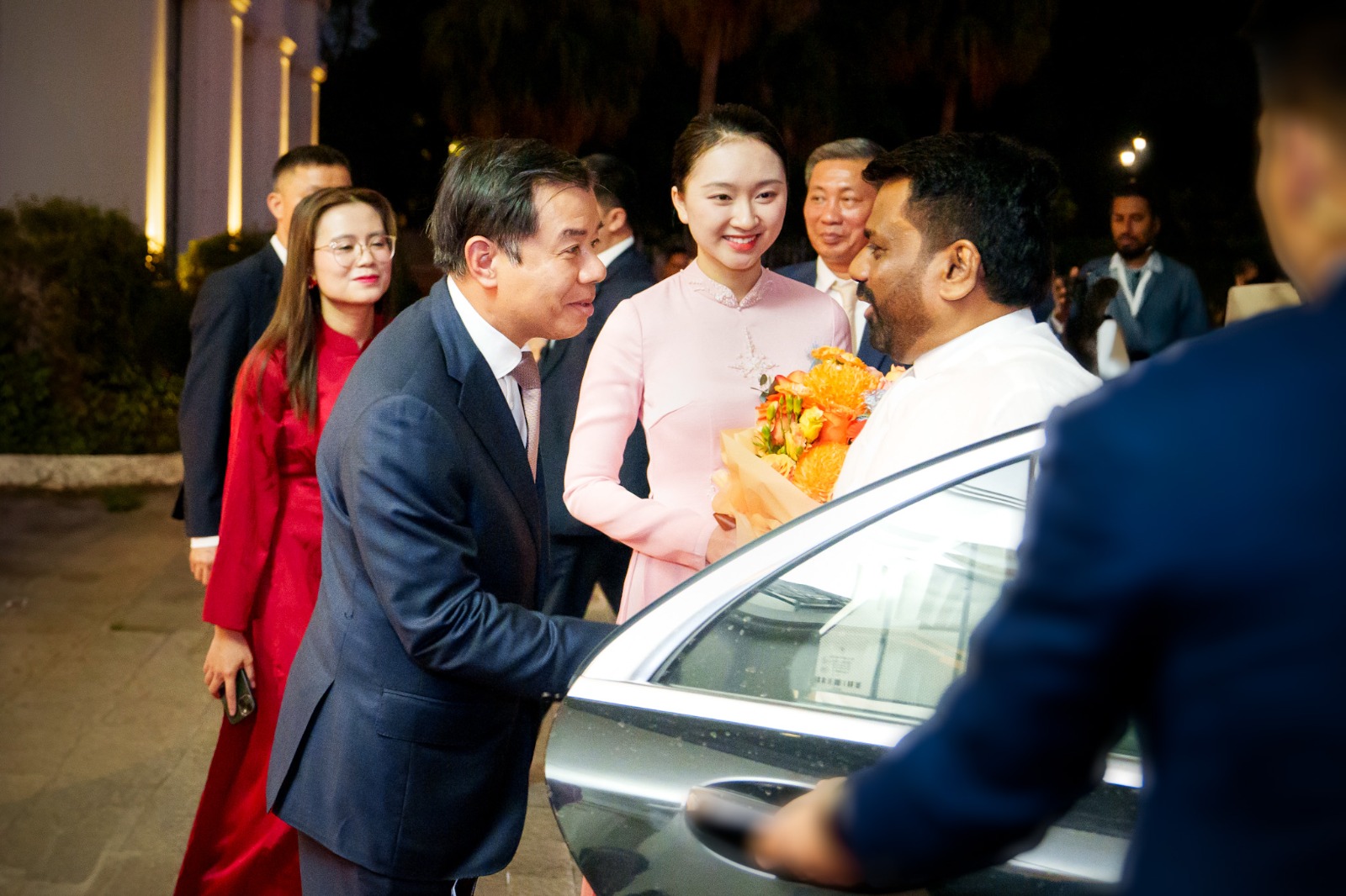 ශ්රී ලංකාවේ ආයෝජනය සඳහා වියට්නාමයේ වින්ගෲප් සමූහයට ජනපතිගෙන් ඇරයුම් (ඡායාරූප) 5 President Anura Kumara Dissanayake of the Democratic Socialist Republic of Sri Lanka and his delegation visited Vingroup and held a meeting on the evening of May 4 2025