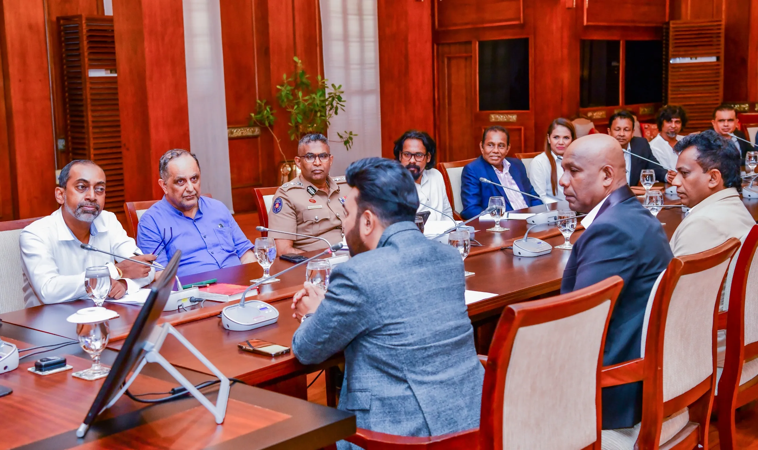 ජනපති සහ ශ්රී ලාංකික ප්රාසාංගික කලාකරුවන්ගේ ඒකාබද්ධ සංසදය අතර හමුවක් (ඡායාරූප) 7 WhatsApp Image 2025 05 25 at 4.55.38 PM 1