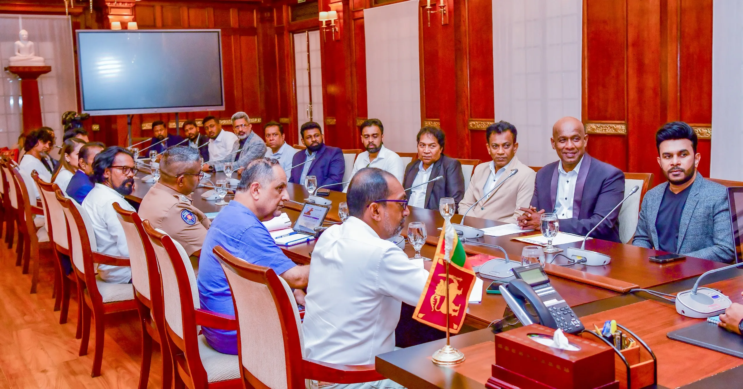 ජනපති සහ ශ්රී ලාංකික ප්රාසාංගික කලාකරුවන්ගේ ඒකාබද්ධ සංසදය අතර හමුවක් (ඡායාරූප) 8 WhatsApp Image 2025 05 25 at 4.55.38 PM