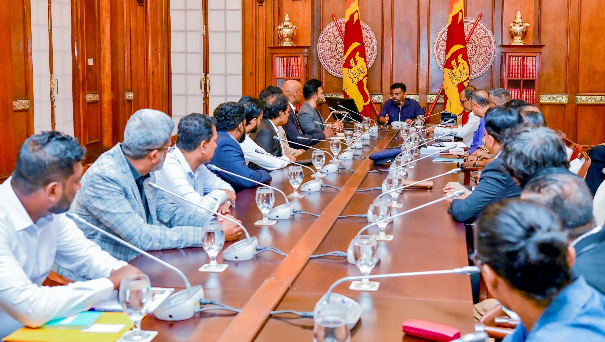 ජනපති සහ ශ්රී ලාංකික ප්රාසාංගික කලාකරුවන්ගේ ඒකාබද්ධ සංසදය අතර හමුවක් (ඡායාරූප) 6 WhatsApp Image 2025 05 25 at 4.55.39 PM