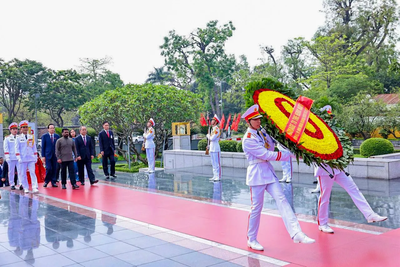 යුද විරුවන්ගේ ස්මාරකයට උපහාර දැක්වීම 1