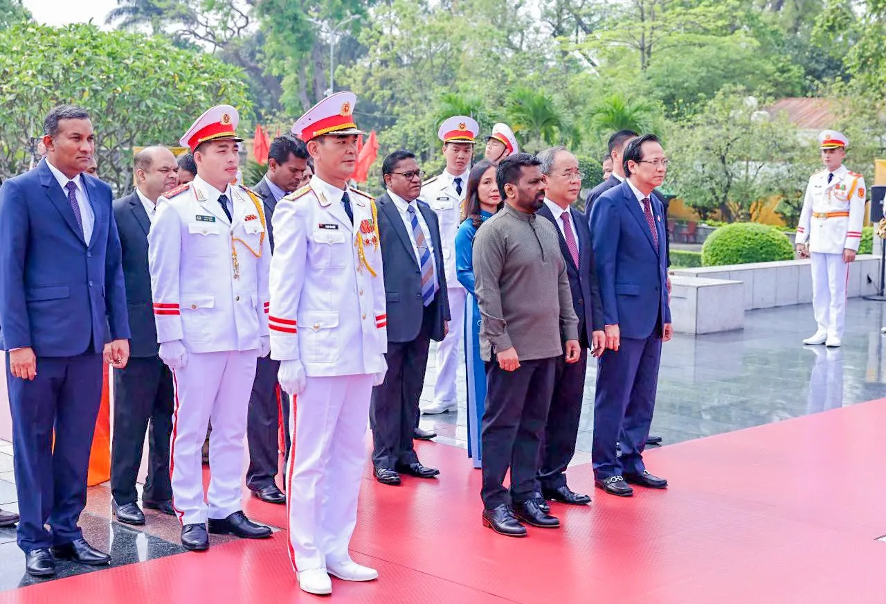 යුද විරුවන්ගේ ස්මාරකයට උපහාර දැක්වීම 2