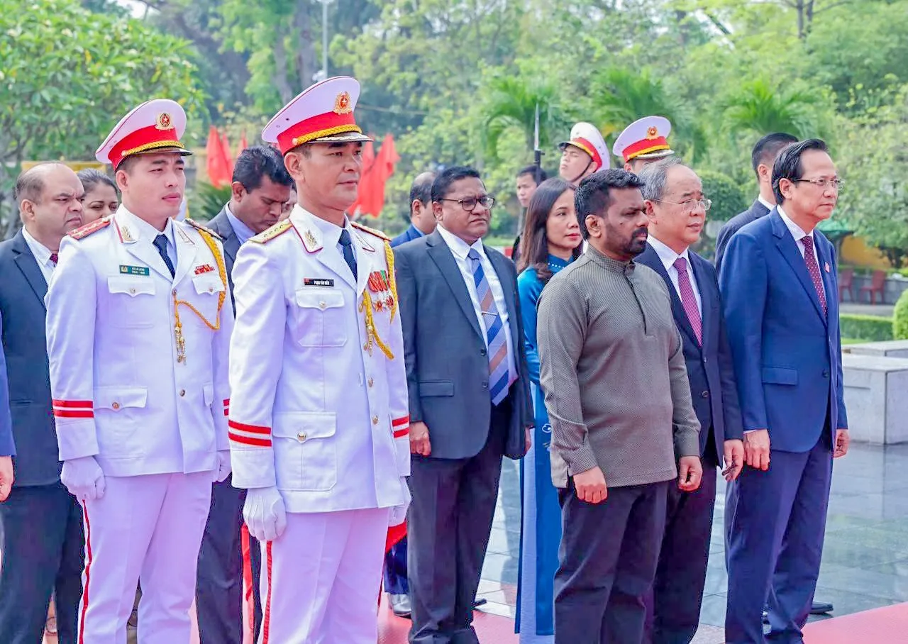 යුද විරුවන්ගේ ස්මාරකයට උපහාර දැක්වීම 3