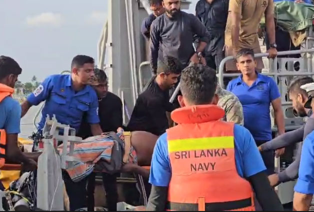 Update - නාවික හමුදා වික්රමයෙන් දිවි බේරූ දිනේෂ් 01 යාත්රාවේ සිර වී සිටි ධීවරයා ගොඩබිමට (ඡායාරූප) 1 2 3