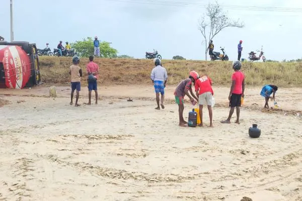 ඉන්ධන බවුසරයක් පෙරළී පිරිසකට ගජ වාසියක් (ඡායාරූප) 4 2 3