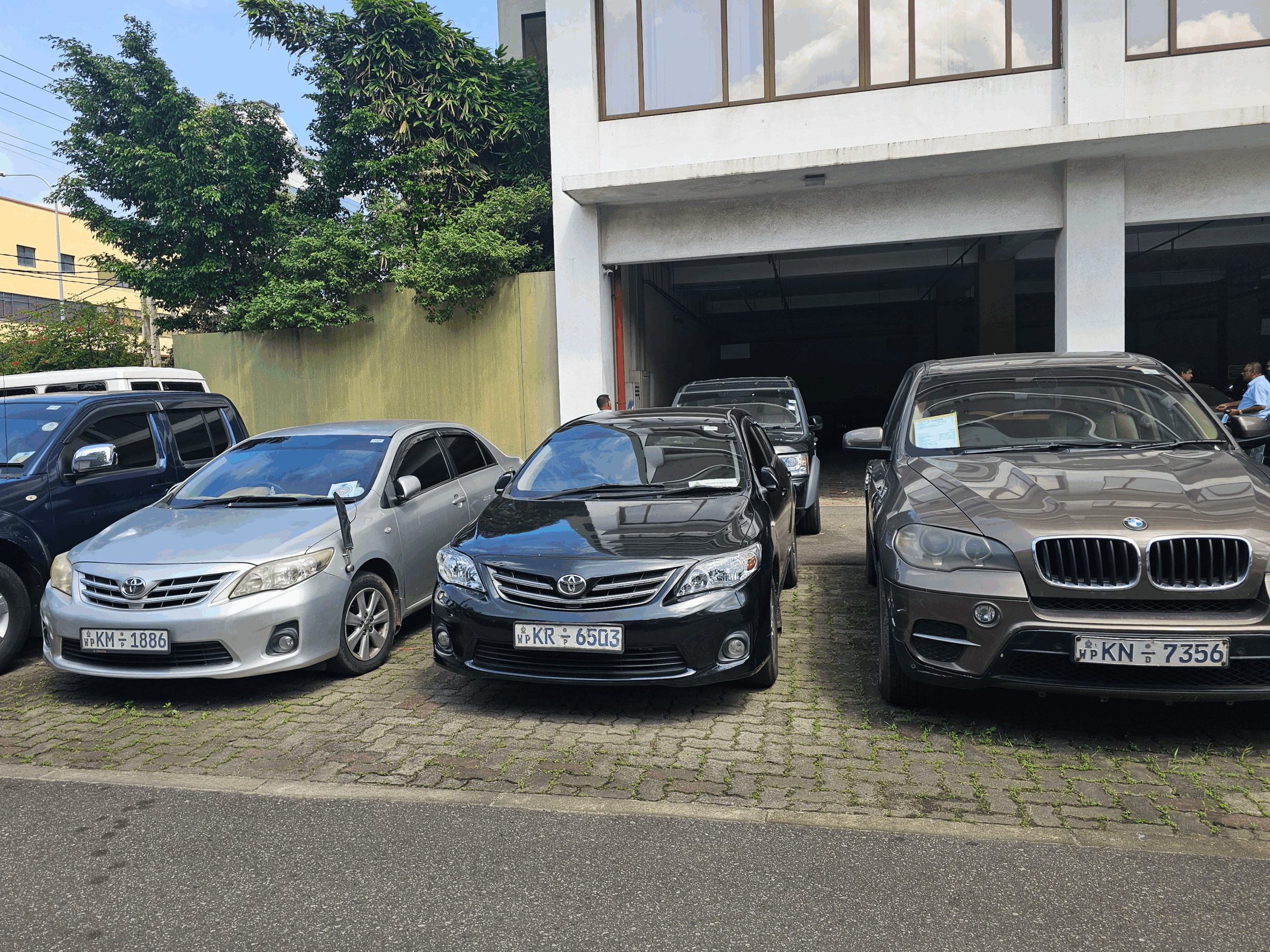රජයට අයත් වාහන තොගයක් විකිණීමට ටෙන්ඩර් කැඳවයි (ඡායාරූප) 1 20250529 101315 scaled